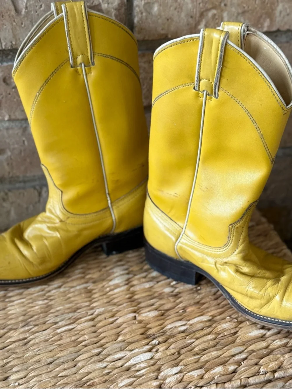 Laredo yellow Leather Cowboy Boots. Tan interior - Picture 2 of 8